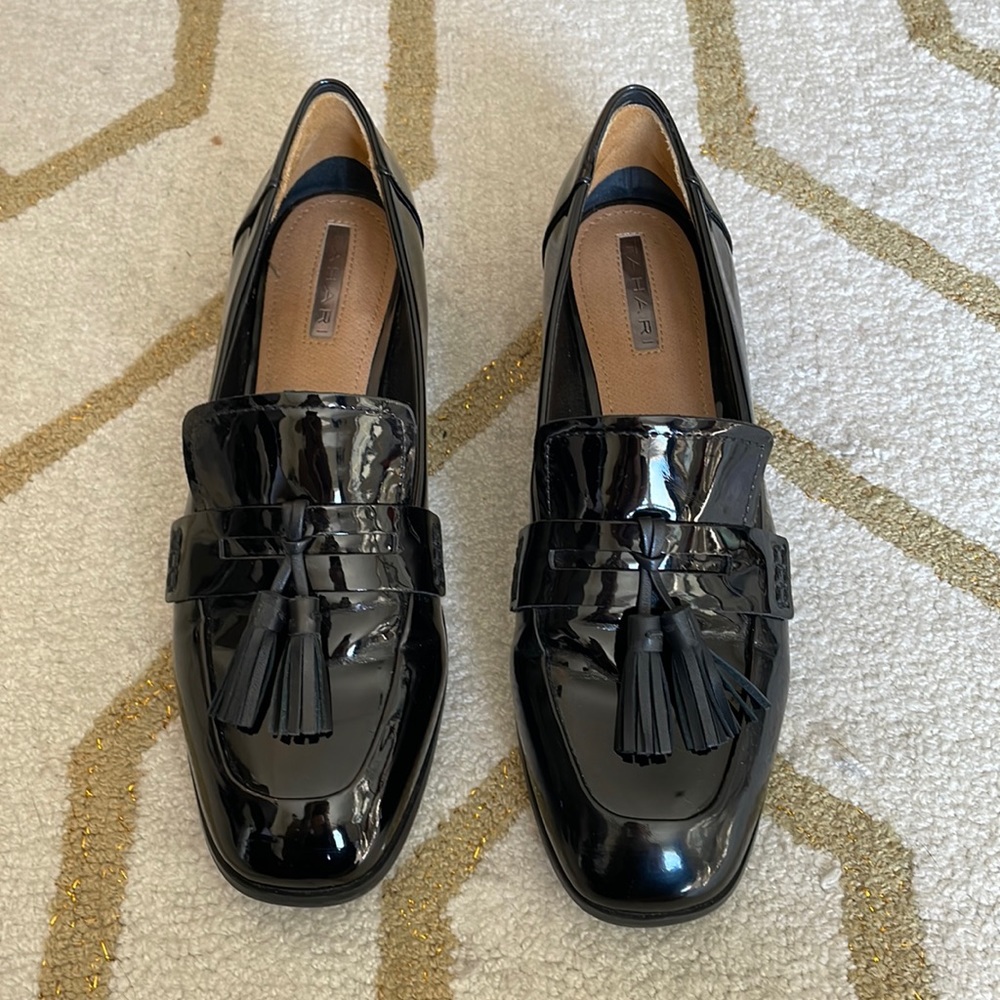 Tahari patent leather “Tina” loafer with tassel. Size 8